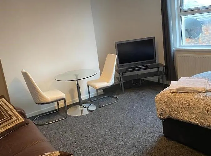 2 Bedroom Flat With Free Parking In