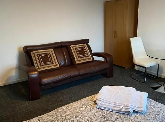 2 Bedroom Flat With Free Parking In