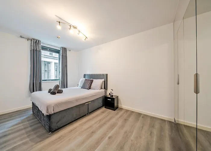 Spacious 2 Double Bedroom Apartment Near Manchester City Centre, Salford