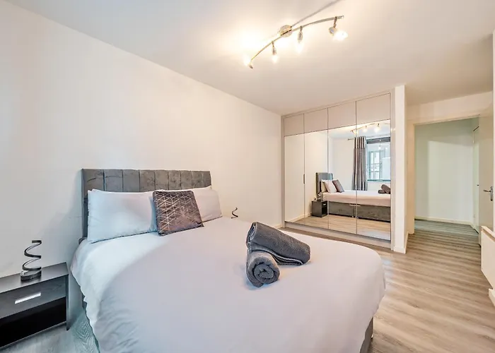 Spacious 2 Double Bedroom Apartment Near Manchester City Centre, Salford